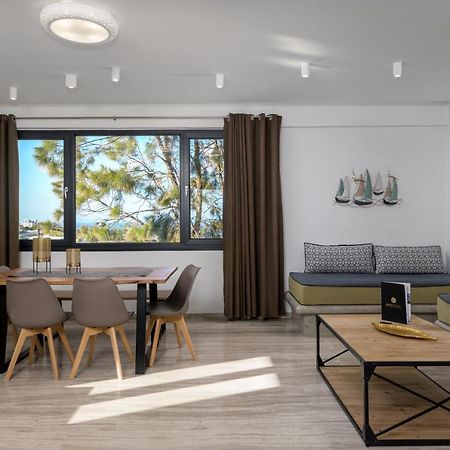Christianna & George Luxury Hot Tub Apartment Fira  Exteriör bild