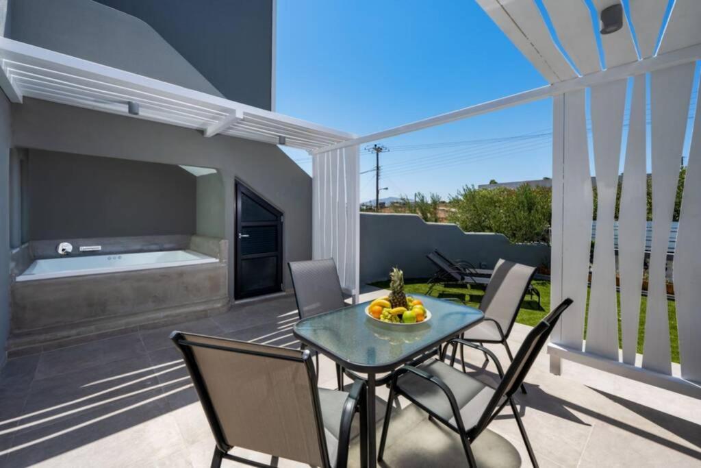 Christianna & George Luxury Hot Tub Apartment Fira  Exteriör bild