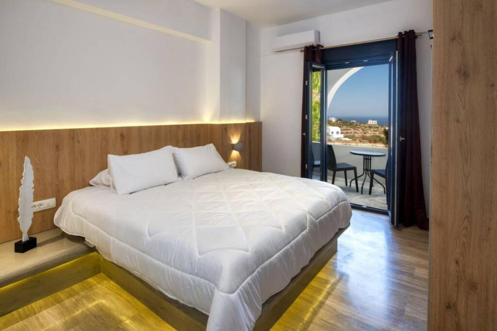 Christianna & George Luxury Hot Tub Apartment Fira  Exteriör bild