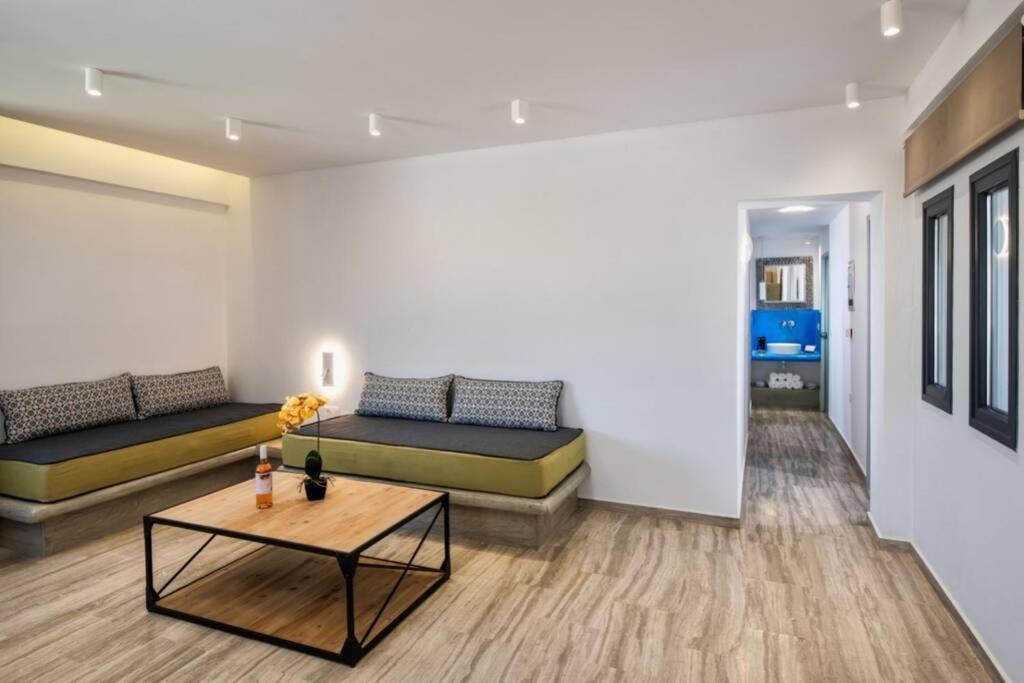 Christianna & George Luxury Hot Tub Apartment Fira  Exteriör bild
