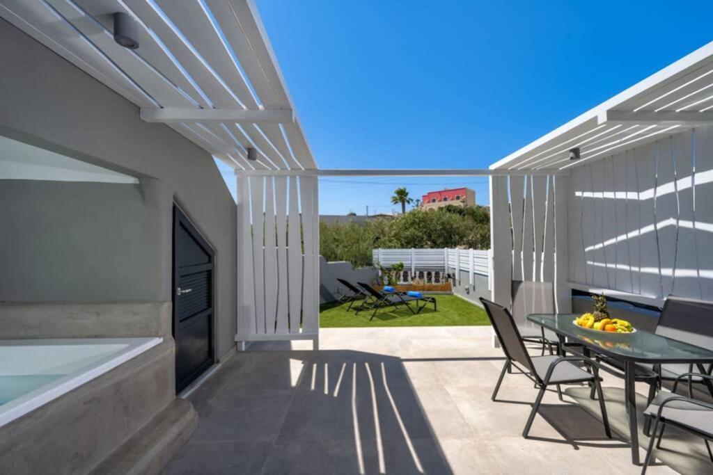 Christianna & George Luxury Hot Tub Apartment Fira  Exteriör bild