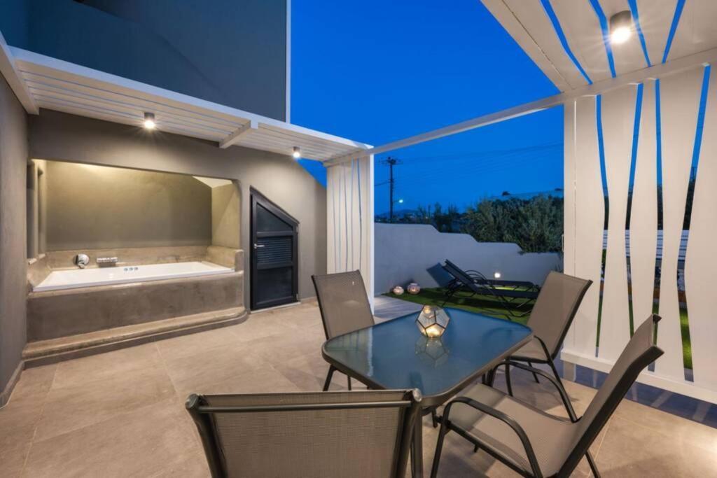 Christianna & George Luxury Hot Tub Apartment Fira  Exteriör bild
