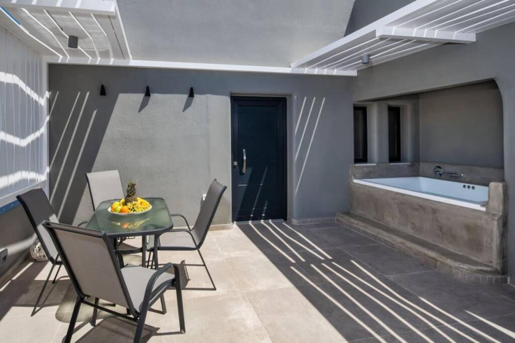 Christianna & George Luxury Hot Tub Apartment Fira  Exteriör bild