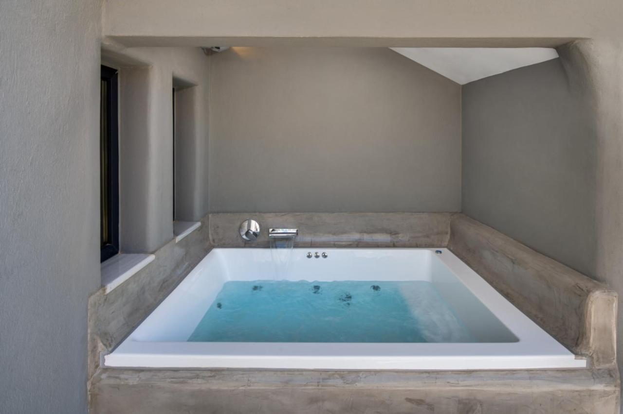 Christianna & George Luxury Hot Tub Apartment Fira  Exteriör bild