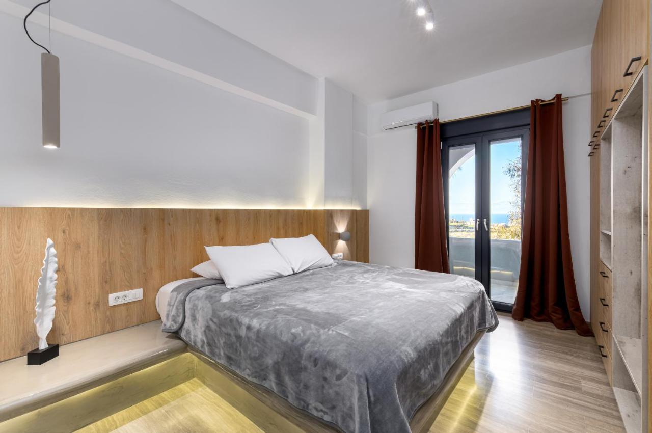 Christianna & George Luxury Hot Tub Apartment Fira  Exteriör bild