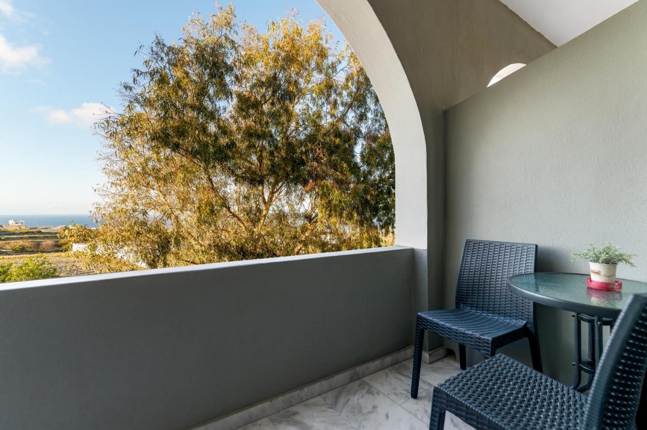 Christianna & George Luxury Hot Tub Apartment Fira  Exteriör bild